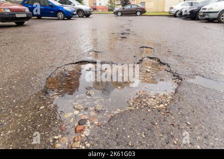 Trou de pot rempli d'eau dans la route. Copier la zone d'espace pour les conceptions et concepts de réparation de routes de construction Banque D'Images