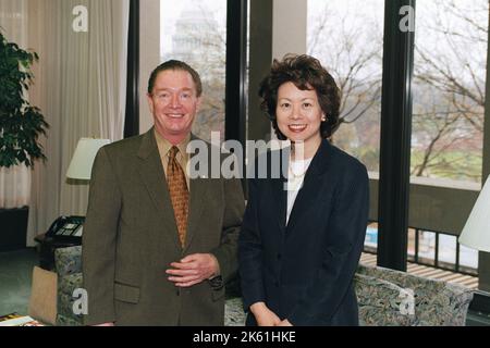 Bureau du Secrétaire - Elaine Chao Secrétaire avec Jim Pasco ordre fraternel de police Banque D'Images