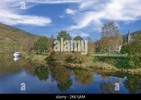 Village d'Einruhr au réservoir de Rurtalsperre dans le parc national d'Eifel, Allemagne Banque D'Images