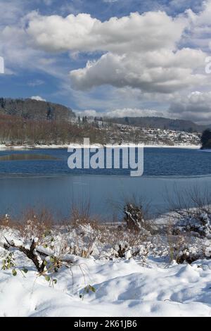 Hiver au réservoir de Lingese, Sauerland, Allemagne Banque D'Images