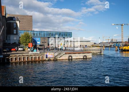 Copenhague, Danemark. Octobre 2022. Théâtre royal danois. Impressionnant théâtre qui s'élève sur l'eau, surplombant le port et la ville. Banque D'Images