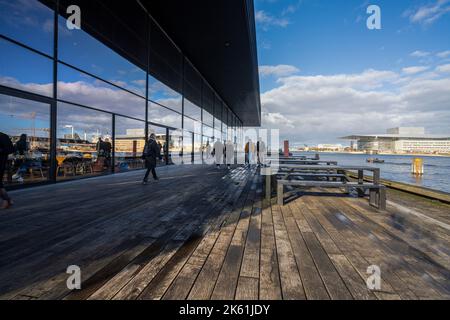 Copenhague, Danemark. Octobre 2022. Théâtre royal danois. Impressionnant théâtre qui s'élève sur l'eau, surplombant le port et la ville. Banque D'Images