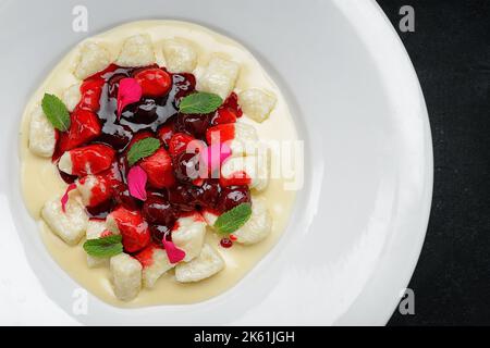 Boulettes paresseuses à la crème aigre sur une assiette blanche Banque D'Images