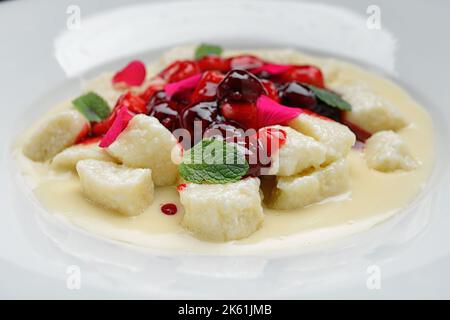 Boulettes paresseuses à la crème aigre sur une assiette blanche Banque D'Images