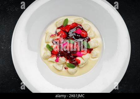 Boulettes paresseuses à la crème aigre sur une assiette blanche Banque D'Images