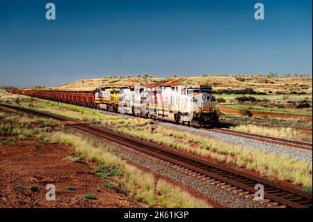 Chemin de fer Rio Tinto transportant du minerai de fer vers la côte. Banque D'Images