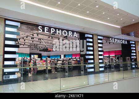 Sofia, Bulgarie - 30 mai 2022 : logo blanc brillant de la société internationale de cosmétiques SEPHORA dans un centre commercial Banque D'Images