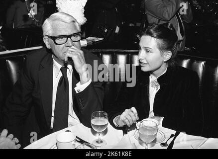 Cary Grant et sa femme Barbara Harris à la soirée d'ouverture de Barnum au Brown Derby Restaurant février 1982 crédit: Ralph Dominguez/MediaPunch Banque D'Images