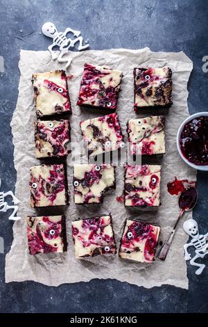 Brownies d'Halloween avec baies de lingonis et fromage à la crème sur le dessus Banque D'Images