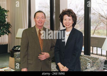 Bureau du Secrétaire - Elaine Chao Secrétaire avec Jim Pasco ordre fraternel de police Banque D'Images