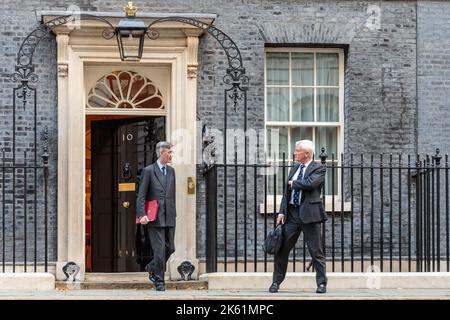 Downing Street, Londres, Royaume-Uni. 11th octobre 2022. Les ministres assistent à la première réunion du Cabinet au 10 Downing Street depuis la conférence du Parti conservateur la semaine dernière. M. Jacob Rees-Mogg, député, secrétaire d'État à la Stratégie commerciale, énergétique et industrielle, et M. Graham Stuart, député, ministre d'État (ministre du climat) au ministère des Affaires, de l'énergie et de la Stratégie industrielle. Amanda Rose/Alamy Live News Banque D'Images