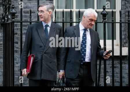 Downing Street, Londres, Royaume-Uni. 11th octobre 2022. Les ministres assistent à la première réunion du Cabinet au 10 Downing Street depuis la conférence du Parti conservateur la semaine dernière. M. Jacob Rees-Mogg, député, secrétaire d'État à la Stratégie commerciale, énergétique et industrielle, et M. Graham Stuart, député, ministre d'État (ministre du climat) au ministère des Affaires, de l'énergie et de la Stratégie industrielle. Amanda Rose/Alamy Live News Banque D'Images