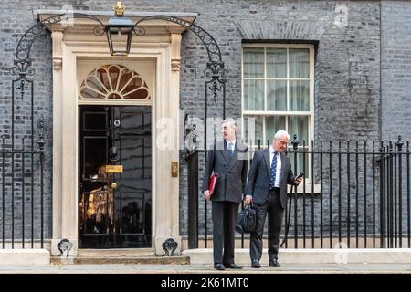 Downing Street, Londres, Royaume-Uni. 11th octobre 2022. Les ministres assistent à la première réunion du Cabinet au 10 Downing Street depuis la conférence du Parti conservateur la semaine dernière. M. Jacob Rees-Mogg, député, secrétaire d'État à la Stratégie commerciale, énergétique et industrielle, et M. Graham Stuart, député, ministre d'État (ministre du climat) au ministère des Affaires, de l'énergie et de la Stratégie industrielle. Amanda Rose/Alamy Live News Banque D'Images