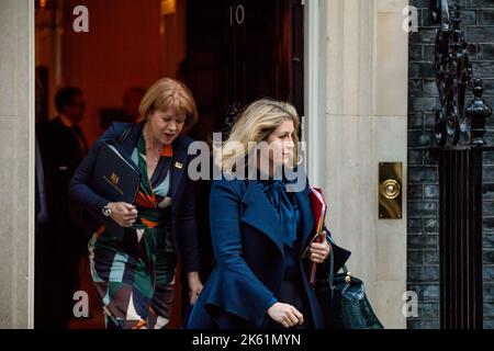 Downing Street, Londres, Royaume-Uni. 11th octobre 2022. Les ministres assistent à la première réunion du Cabinet au 10 Downing Street depuis la conférence du Parti conservateur la semaine dernière. Wendy Morton, whip en chef et députée de Penny Mordunt, Lord President of the Council et leader de la Chambre des communes. Amanda Rose/Alamy Live News Banque D'Images