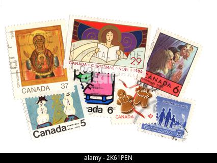 Montage de timbres de Noël vintage du Canada sur fond blanc. Banque D'Images