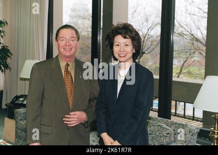 Bureau du Secrétaire - Elaine Chao Secrétaire avec Jim Pasco ordre fraternel de police Banque D'Images