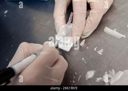 Scientifique préparant des blocs de paraffine contenant des tissus de biopsie pour la coupe. Laboratoire de pathologie. Diagnostic du cancer. Banque D'Images