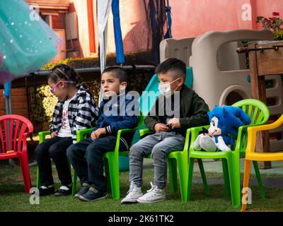 La Paz, Bolivie - 10 septembre 2022: Enfants boliviens jouant dans une fête d'anniversaire Banque D'Images