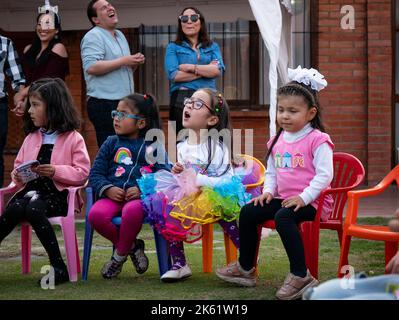 La Paz, Bolivie - 10 septembre 2022: Enfants boliviens jouant dans une fête d'anniversaire Banque D'Images