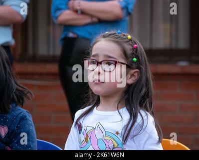 La Paz, Bolivie - 10 septembre 2022: Portrait d'une petite fille bolivienne écoutant attentivement les instructions à une fête d'anniversaire Banque D'Images