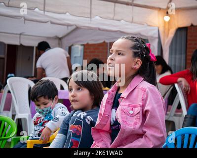 La Paz, Bolivie - 10 septembre 2022: Enfants boliviens jouant dans une fête d'anniversaire Banque D'Images