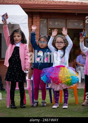 La Paz, Bolivie - 10 septembre 2022: Enfants boliviens jouant dans une fête d'anniversaire Banque D'Images