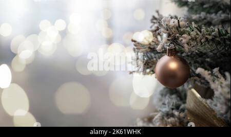 Boule dorée sur l'arbre de noël avec fond de bokeh. Bonne année et thème Noël. Banque D'Images