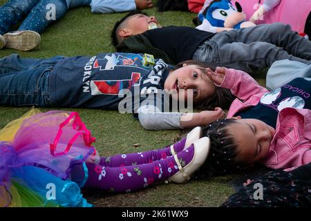 La Paz, Bolivie - 10 septembre 2022: Enfants boliviens jouant dans une fête d'anniversaire Banque D'Images