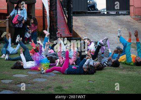 La Paz, Bolivie - 10 septembre 2022: Enfants boliviens jouant dans une fête d'anniversaire Banque D'Images