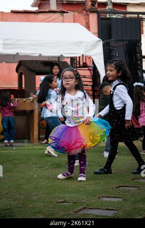 La Paz, Bolivie - 10 septembre 2022: Enfants boliviens jouant dans une fête d'anniversaire Banque D'Images