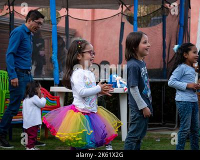 La Paz, Bolivie - 10 septembre 2022: Enfants boliviens jouant dans une fête d'anniversaire Banque D'Images