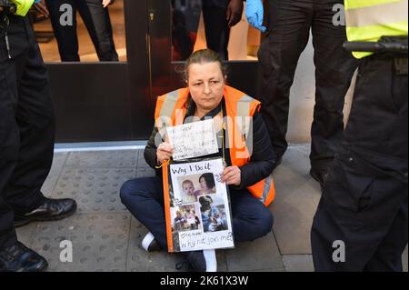 Londres, Angleterre, Royaume-Uni: 11 octobre 2022, les manifestants tiennent un écriteau, pendant la manifestation de sit-in. Le groupe de militants du climat Just Stop Oil s'est collé à Brompton Road, Knightsbridge, un autre jour de l'action d'Occupy Westminster, exigeant de mettre fin à toutes les licences et tous les consentements futurs pour l'exploration, le développement et la production de combustibles fossiles au Royaume-Uni. (Credit image: © Thomas Krych/ZUMA Press Wire) Credit: ZUMA Press, Inc./Alamy Live News Banque D'Images