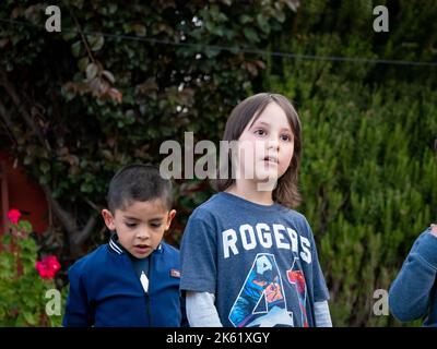 La Paz, Bolivie - 10 septembre 2022: Enfants boliviens jouant dans une fête d'anniversaire Banque D'Images