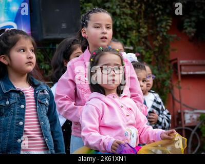 La Paz, Bolivie - 10 septembre 2022: Enfants boliviens jouant dans une fête d'anniversaire Banque D'Images