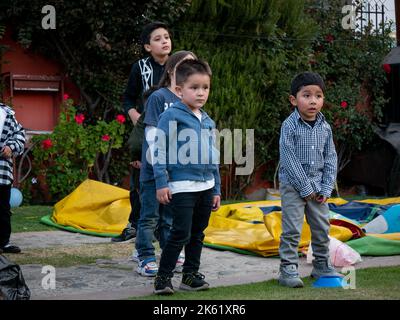 La Paz, Bolivie - 10 septembre 2022: Enfants boliviens jouant dans une fête d'anniversaire Banque D'Images