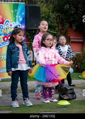 La Paz, Bolivie - 10 septembre 2022: Enfants boliviens jouant dans une fête d'anniversaire Banque D'Images