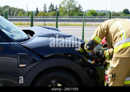 L'équipe de secours de arrive sur la scène des accidents de la route. Dépêchez-vous d'aider les personnes blessées et emprisonnées Banque D'Images