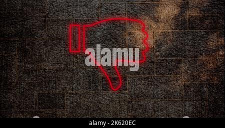 Composite d'icône de bouton rouge de dislike lumineux contre l'ancien mur de grunge, espace de copie Banque D'Images