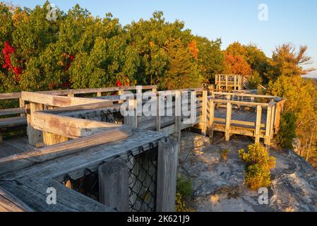 Vue sur le paysage d'automne depuis Eagle Cliff, vue sur le parc national de Starved Rock au lever du soleil. Banque D'Images