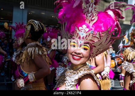 New York, New York, États-Unis. 9th octobre 2022. Le défilé de la Journée hispanique de New York est l'un des points forts du mois du patrimoine hispanique de New York célébrant la culture latina des pays hispanophones partageant un certain héritage mutuel de l'époque coloniale. Desfile de la Hispanidad est un mélange de marcheurs, danseurs, flotteurs de pays d'Amérique centrale et du Sud ainsi que d'Espagne. (Image de crédit : © Milo Hess/ZUMA Press Wire) Banque D'Images