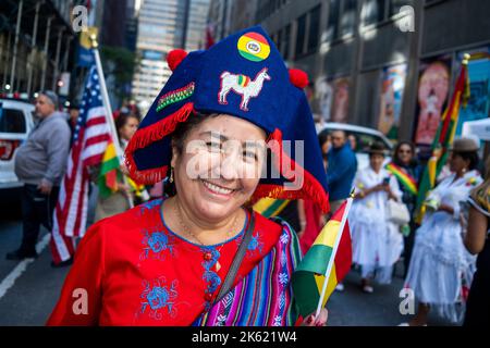 New York, New York, États-Unis. 9th octobre 2022. Le défilé de la Journée hispanique de New York est l'un des points forts du mois du patrimoine hispanique de New York célébrant la culture latina des pays hispanophones partageant un certain héritage mutuel de l'époque coloniale. Desfile de la Hispanidad est un mélange de marcheurs, danseurs, flotteurs de pays d'Amérique centrale et du Sud ainsi que d'Espagne. (Image de crédit : © Milo Hess/ZUMA Press Wire) Banque D'Images