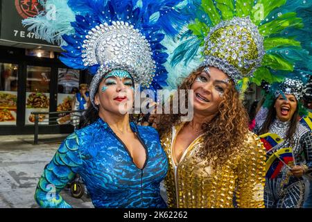 New York, New York, États-Unis. 10th octobre 2022. Le défilé de la Journée hispanique de New York est l'un des points forts du mois du patrimoine hispanique de New York célébrant la culture latina des pays hispanophones partageant un certain héritage mutuel de l'époque coloniale. Desfile de la Hispanidad est un mélange de marcheurs, danseurs, flotteurs de pays d'Amérique centrale et du Sud ainsi que d'Espagne. (Image de crédit : © Milo Hess/ZUMA Press Wire) Banque D'Images