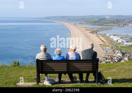 Fortuneswell, Portland, Dorset, Royaume-Uni. 11th octobre 2022. Météo Royaume-Uni. Les visiteurs du point de vue de The Heights, au-dessus de Fortuneswell, sur l'île de Portland à Dorset, ont une vue spectaculaire sur la plage de Chesil et la côte jurassique, le temps d'un après-midi ensoleillé et chaud. Crédit photo : Graham Hunt/Alamy Live News Banque D'Images