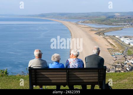 Fortuneswell, Portland, Dorset, Royaume-Uni. 11th octobre 2022. Météo Royaume-Uni. Les visiteurs du point de vue de The Heights, au-dessus de Fortuneswell, sur l'île de Portland à Dorset, ont une vue spectaculaire sur la plage de Chesil et la côte jurassique, le temps d'un après-midi ensoleillé et chaud. Crédit photo : Graham Hunt/Alamy Live News Banque D'Images