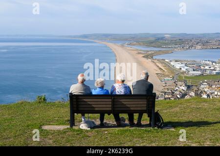 Fortuneswell, Portland, Dorset, Royaume-Uni. 11th octobre 2022. Météo Royaume-Uni. Les visiteurs du point de vue de The Heights, au-dessus de Fortuneswell, sur l'île de Portland à Dorset, ont une vue spectaculaire sur la plage de Chesil et la côte jurassique, le temps d'un après-midi ensoleillé et chaud. Crédit photo : Graham Hunt/Alamy Live News Banque D'Images