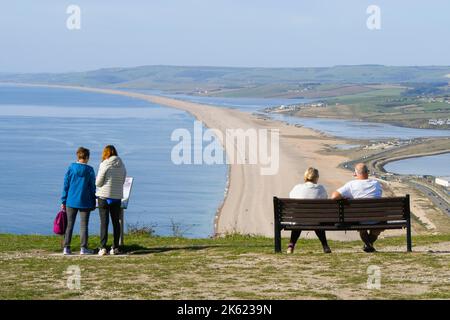 Fortuneswell, Portland, Dorset, Royaume-Uni. 11th octobre 2022. Météo Royaume-Uni. Les visiteurs du point de vue de The Heights, au-dessus de Fortuneswell, sur l'île de Portland à Dorset, ont une vue spectaculaire sur la plage de Chesil et la côte jurassique, le temps d'un après-midi ensoleillé et chaud. Crédit photo : Graham Hunt/Alamy Live News Banque D'Images