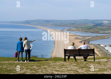 Fortuneswell, Portland, Dorset, Royaume-Uni. 11th octobre 2022. Météo Royaume-Uni. Les visiteurs du point de vue de The Heights, au-dessus de Fortuneswell, sur l'île de Portland à Dorset, ont une vue spectaculaire sur la plage de Chesil et la côte jurassique, le temps d'un après-midi ensoleillé et chaud. Crédit photo : Graham Hunt/Alamy Live News Banque D'Images