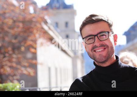 Homme élégant portant un pull à col roulé et des lunettes classiques Banque D'Images