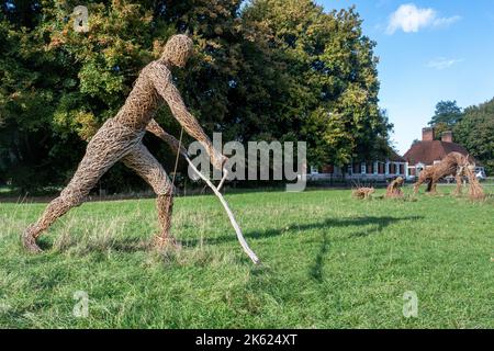 Fenaison, sculptures de Willow Twisters, sur les prairies Runnymede dans le Surrey, Angleterre, Royaume-Uni. Sculpture extérieure, œuvres d'art Banque D'Images
