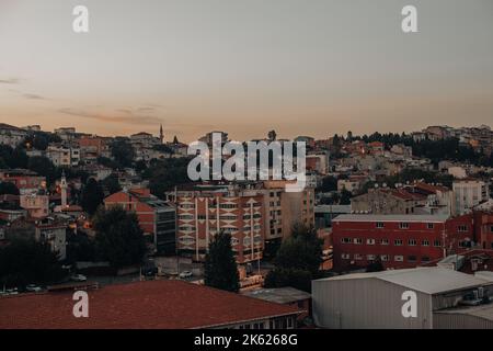 ISTANBUL, TURQUIE - 15 septembre 2022: Belle vue de la ville d'Istanbul avec des bâtiments anciens dans la soirée Banque D'Images